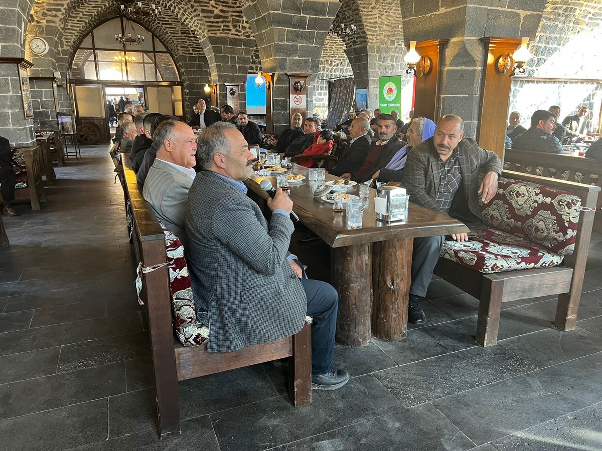 siverek_g's tweet photo. Ziraat Odamız Başkanlığında; Muhtarımız ve çiftçilerimizle beraber yapılan ilçemizdeki tarımsal sorunlar ve yereldeki sorunlarının değerlendirilmesi  toplantısı yapıldı… https://t.co/2uGUjWOga9