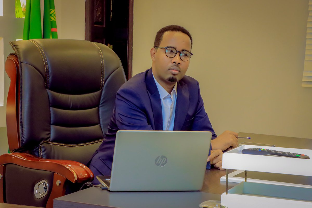 SomalilandMod's tweet image. Wasiirka Wasaaradda Gaashaandhigga JSL Dr Rooble Muuse Cabdi ayaa kulan la qaatay saraakiil ka socday Haayada Halo trust oo ay wada shaqayn leeyihiin Wasaaradda Gaashaandhigga Somaliland.

Kulankaas oo daaranaa isbarasho iyo xog waraysi arimaha miino baadhista