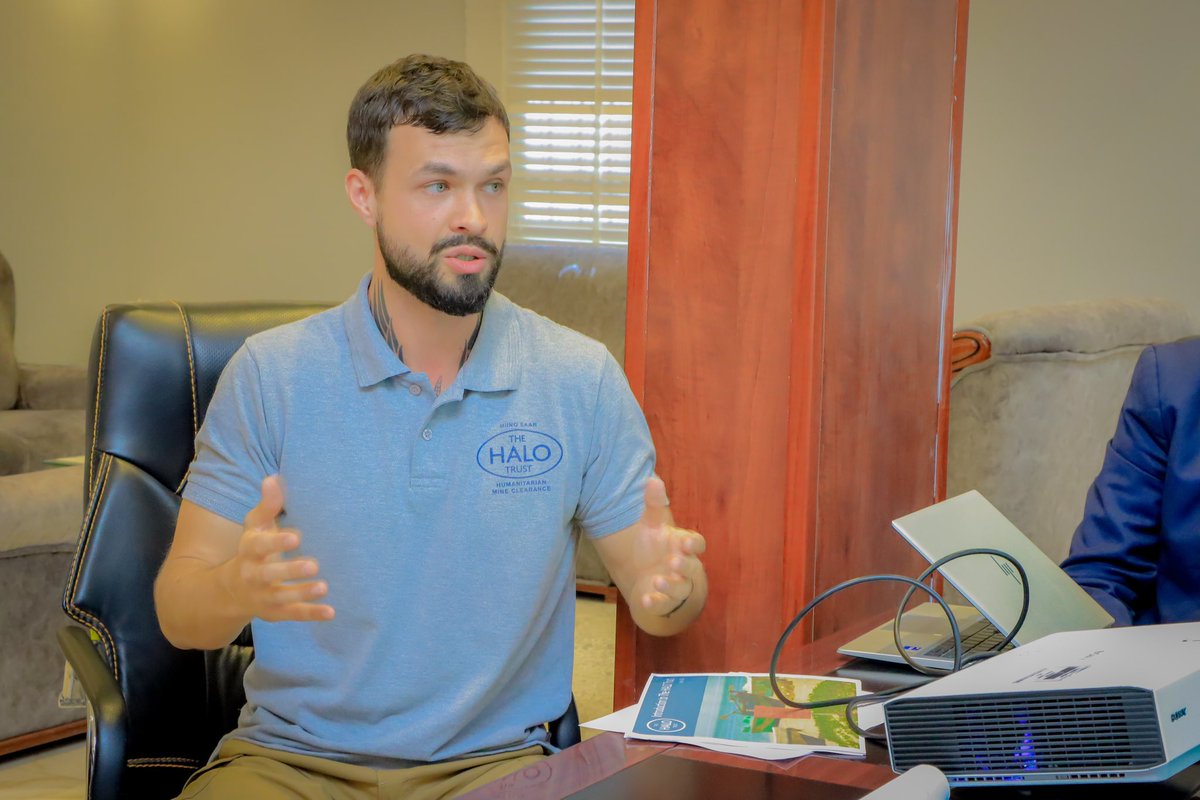 SomalilandMod's tweet image. Wasiirka Wasaaradda Gaashaandhigga JSL Dr Rooble Muuse Cabdi ayaa kulan la qaatay saraakiil ka socday Haayada Halo trust oo ay wada shaqayn leeyihiin Wasaaradda Gaashaandhigga Somaliland.

Kulankaas oo daaranaa isbarasho iyo xog waraysi arimaha miino baadhista