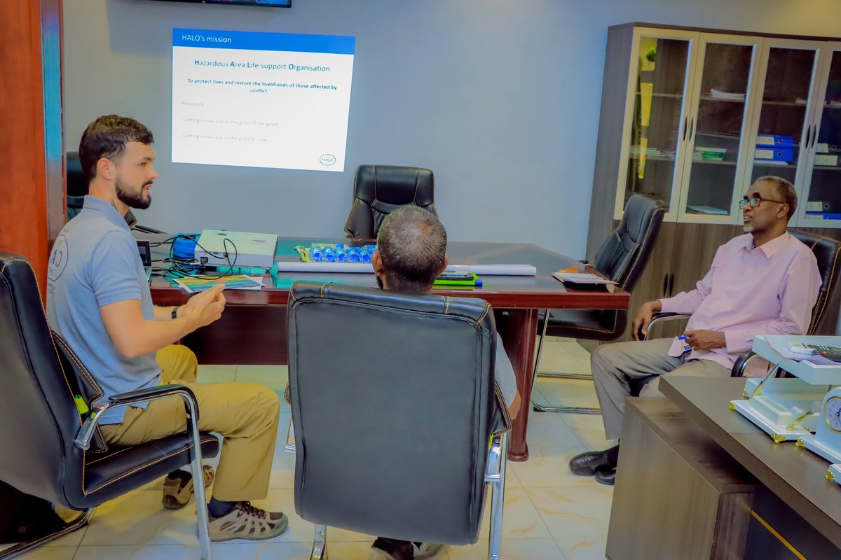 SomalilandMod's tweet image. Wasiirka Wasaaradda Gaashaandhigga JSL Dr Rooble Muuse Cabdi ayaa kulan la qaatay saraakiil ka socday Haayada Halo trust oo ay wada shaqayn leeyihiin Wasaaradda Gaashaandhigga Somaliland.

Kulankaas oo daaranaa isbarasho iyo xog waraysi arimaha miino baadhista