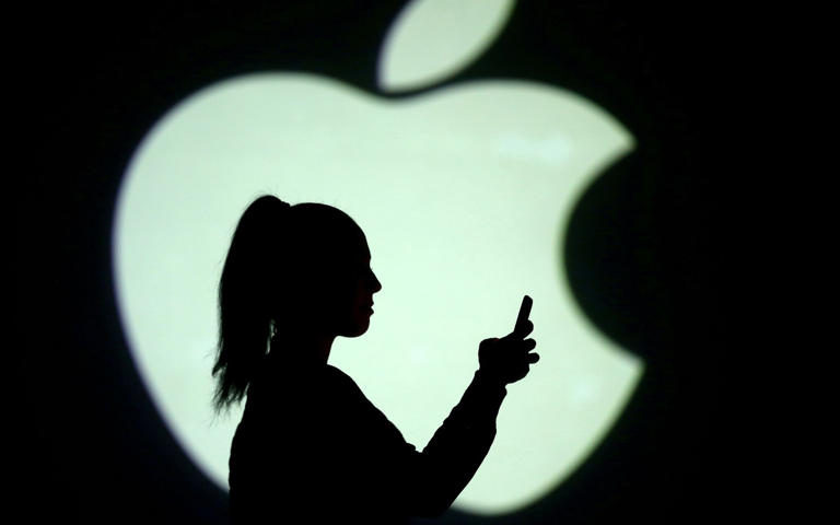 treennow's tweet photo. APPLE BỊ EU PHẠT 2 TỈ USD CHỐNG ĐỘC QUYỀN
Cơ quan này cho biết "Apple đã áp dụng các hạn chế đối với các nhà phát triển ứng dụng, ngăn họ thông báo cho người dùng iOS về các dịch vụ đăng ký nhạc thay thế &amp; rẻ hơn có sẵn" bên ngoài hệ sinh thái của Apple. https://t.co/BCjNZVgQVi