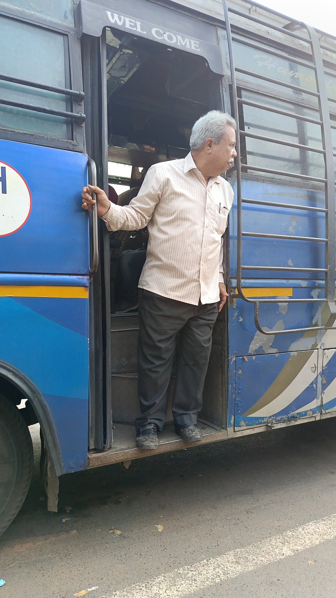 BhakatMoushami's tweet photo. @ChampaiSoren @KunalSarangi @DCEastSinghbhum @SanjibSardarMLA @dineshjsrbjp @DIGKOLHAN महोदय अगर बस कंडक्टर द्वारा रोजाना हम यात्रियों के साथ ऐसा दुर्व्यवहार करेंगे तो हम छात्राओं को स्कूल कॉलेज आने जाने में काफ़ी परेशानियों का सामना करना पड़ेगा,कृप्या इस मामले को संज्ञान में लें https://t.co/TSQ2ZVcno8