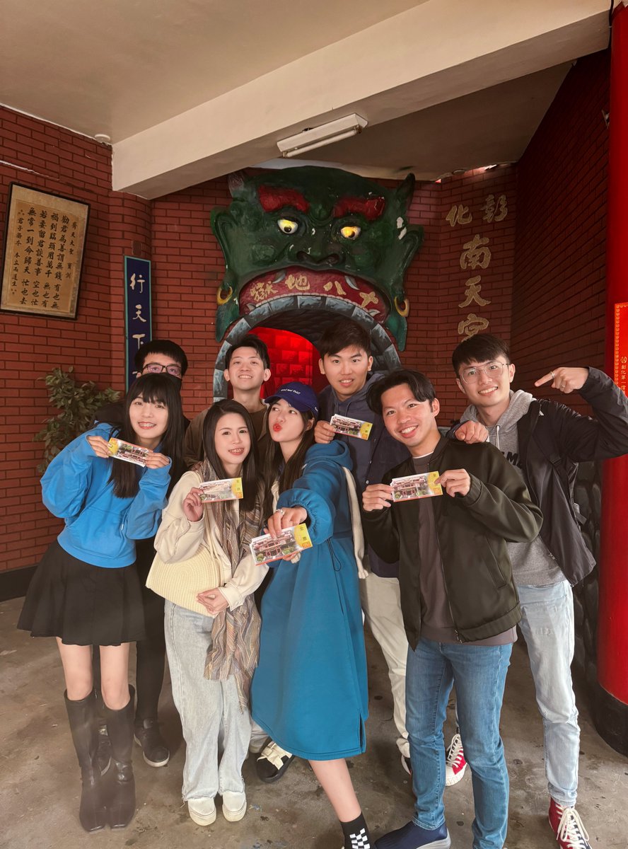 94cho94134's tweet photo. 「與港台兩大幣父去做手工地毯，是什麼體驗？」（👀影片可以猜出誰做得最快咪？）🤣
ps. 謝謝@DesmondCrypto &amp;  @BrainBroCrypto 的分享，默默地小賺了一點 #開心炒幣me 
@CryptoWesearch 港台兄弟看起來真和諧可愛 ☺️大推台灣Alpha 哥 @Alvin0617 
#幣修學分 包棟出遊行真滴充滿快樂🎊 https://t.co/XnSIl2EgYA