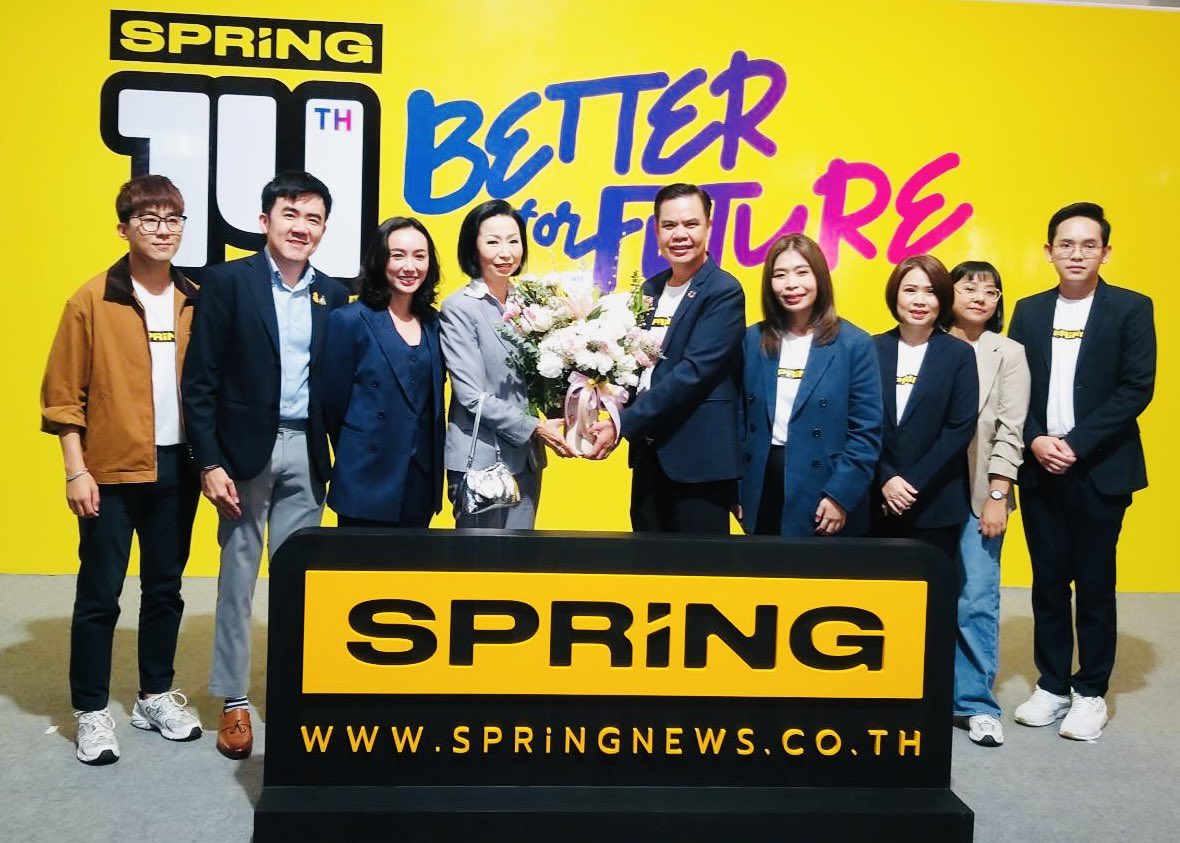 Sriyadaa's tweet image. ตัวแทนพรรคเพื่อไทย
@PheuThaiParty 
พี่หมอ / สส น้องหญิง @Rinthipond_Ying 
สส น้องหนุ่ม @ChaninNume 
ร่วมแสดงความยินดีกับ
14 ปี Spring New 🫶🎉🎉
โดยได้รับเกียรติจาก
ท่านผู้บริหาร
คุณสมชาย มีเสน 🙏🙇‍♀️
มารับมอบดอกไม้ ค่ะ ❤️
#พรรคเพื่อไทย #พรรคเพื่อไทยหัวใจคือประชาชน #springnew