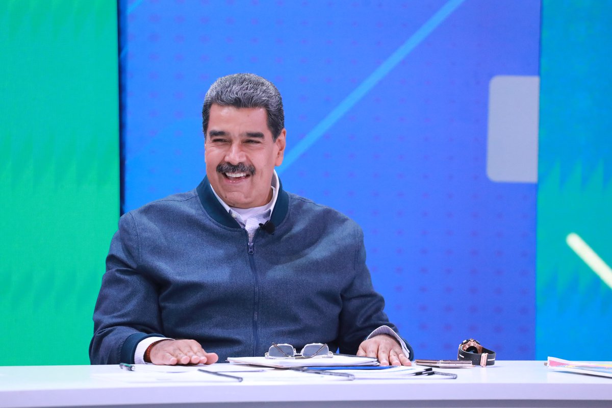 Convoco al pueblo a la gran consulta nacional para la selección de 4 mil 500 proyectos entre Comunas y círculos comunales. El próximo domingo #21Abr, vamos a elecciones de bases para escogerlos… Tengo los recursos para que vaya directo a los proyectos populares… Con el Pueblo