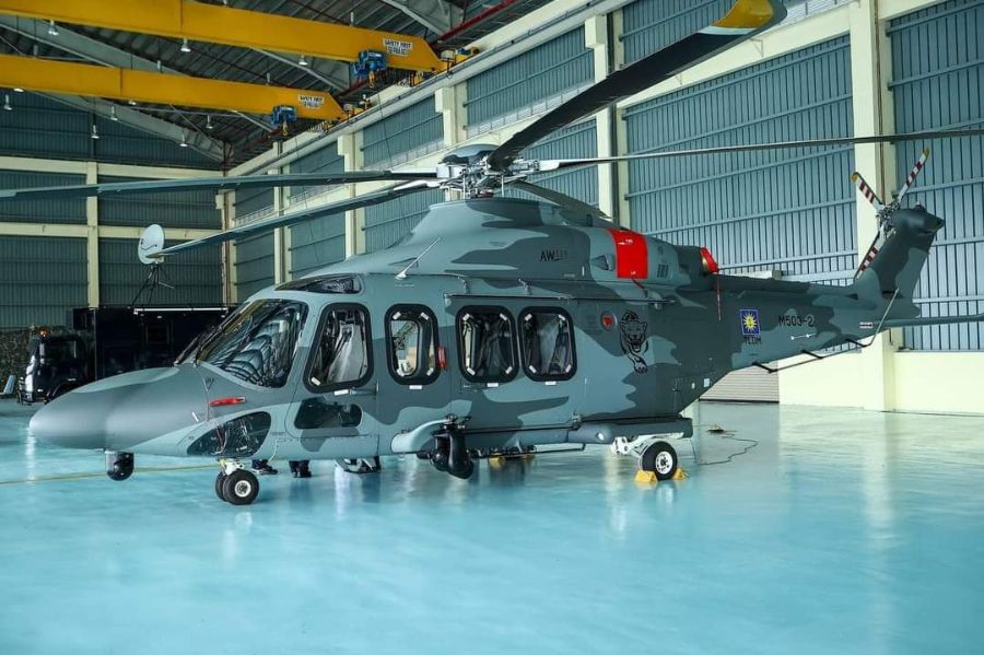 13Mr_Mayhem's tweet photo. TLDM pun operate helicopter AW139. Harap2 TLDM bukan mangsa seterusnya untuk hilang sebuah lagi helicopter AgustaWestland. https://t.co/mQm67nmKQG