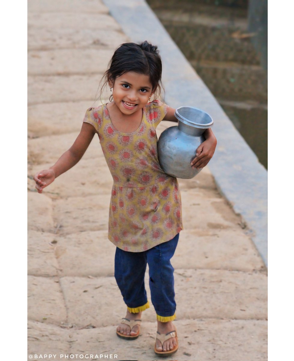 Bappyphotograph's tweet photo. A Rohingya child carries water with a pitcher.
#bappyphotographer
#eviningtime
#Amazing
#beautiful
#smilechallengesmilechallenge
#water
#streetphotography
#documentaryphotography
#happy
Bappy Photographer https://t.co/WRdIgLyXyU