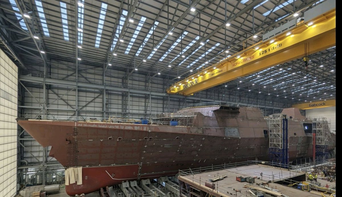 The Ship's bow section was recently installed by @Babcockplc, aligning some complex geometry between units. Note the 'bulbous bow' profile at the waterline, designed to reduce drag and improve efficiency. #nextgenfrigate #deliveringinspiration