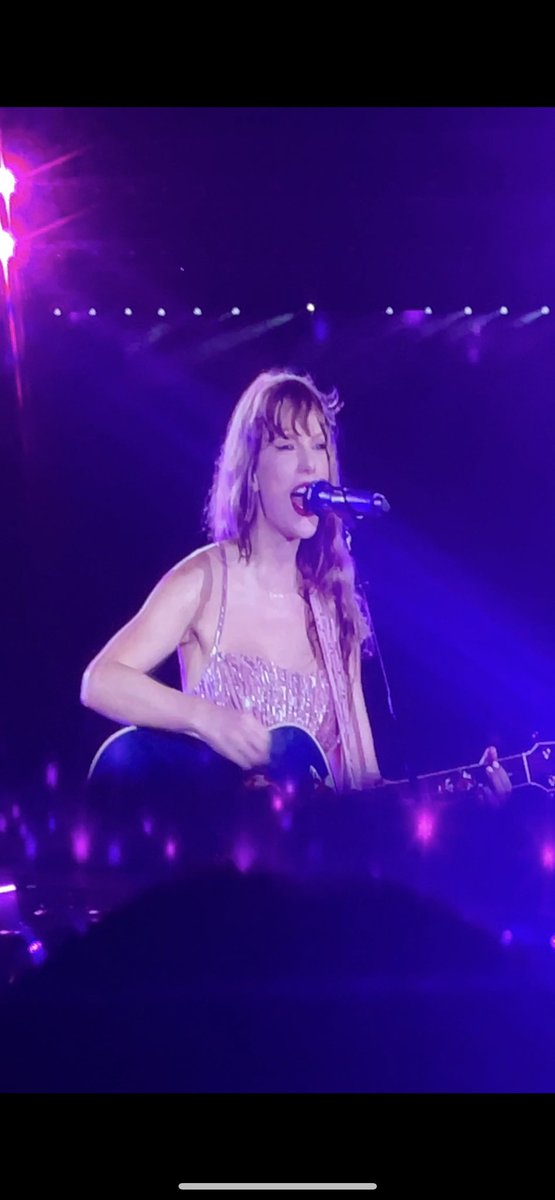 iceirwd's tweet photo. หนูเจอนางฟ้าเล่นกีตาร์ด้วยแหละ🥺🧚🏻🎸 #TaylorSwiftErasTourSG #Taylor https://t.co/VVSHqi3su4