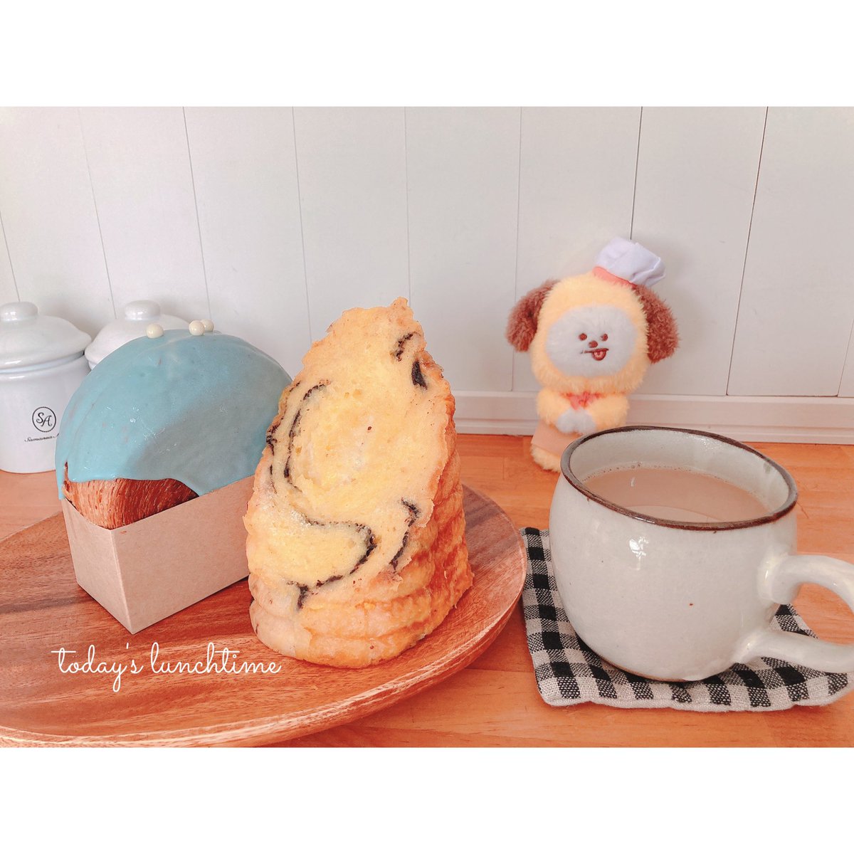 chii_chimmy's tweet image. ᴴᴱᴸᴸᴼ ¨̮
毎日のお散歩コースにある
パン屋さんで
本日のお昼ごパン🍞をお迎え𓂃𓈒𓏸
ダイエットのためのウォーキングなのに、こんな高カロリーなお土産ෆ⸒⸒
かわいいブルーのシュプリームにきゅん♡食べ物postの時だけ現れるシェフちみたんにもきゅん♡
#BTSARMY 
#お昼ごパン
#launchtime