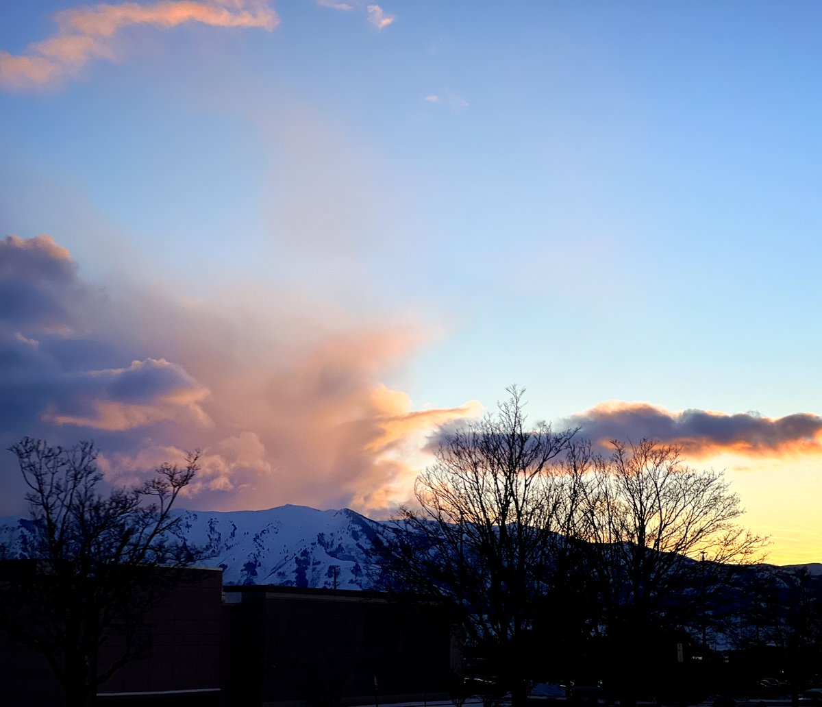 Blue skies are happy skies. ❤️

#loganutah #blueskies #clouds #cachevalley #loganutahrealestate #cachevalleyrealestate #utahrealtor #kellerwilliamslogan #lovewhereyoulive #beautiful #mountains #sunset