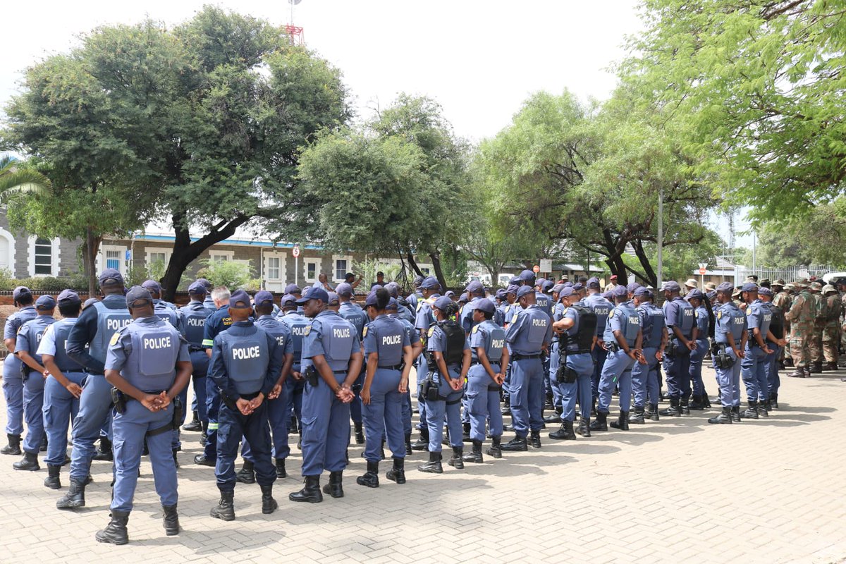 SAPoliceService's tweet photo. #sapsNC Northern Cape PC, Lt Gen Koliswa Otola welcomes the team who will focus on the intervention and stabilization of #IllegalMining under the auspices of Operation Vala Umgodi for a period of three months in the Frances Baard and Namakwa Districts in the province. NP
https://t.co/7Eg7Ke29JL