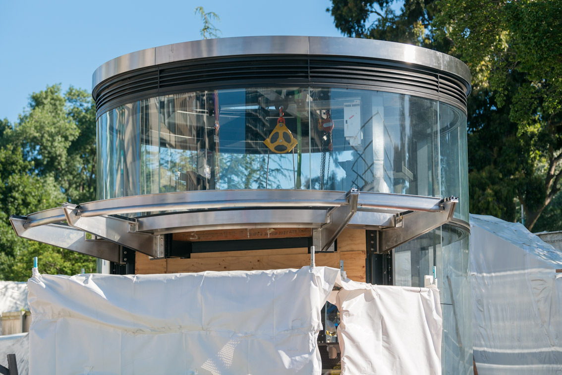 We’re taking it to the next level at #AnzacStation 👆 Crews having finished installing glass on the Domain Road station entrance lift, located on the outer edge of the Shrine of Remembrance Reserve. #MetroTunnel