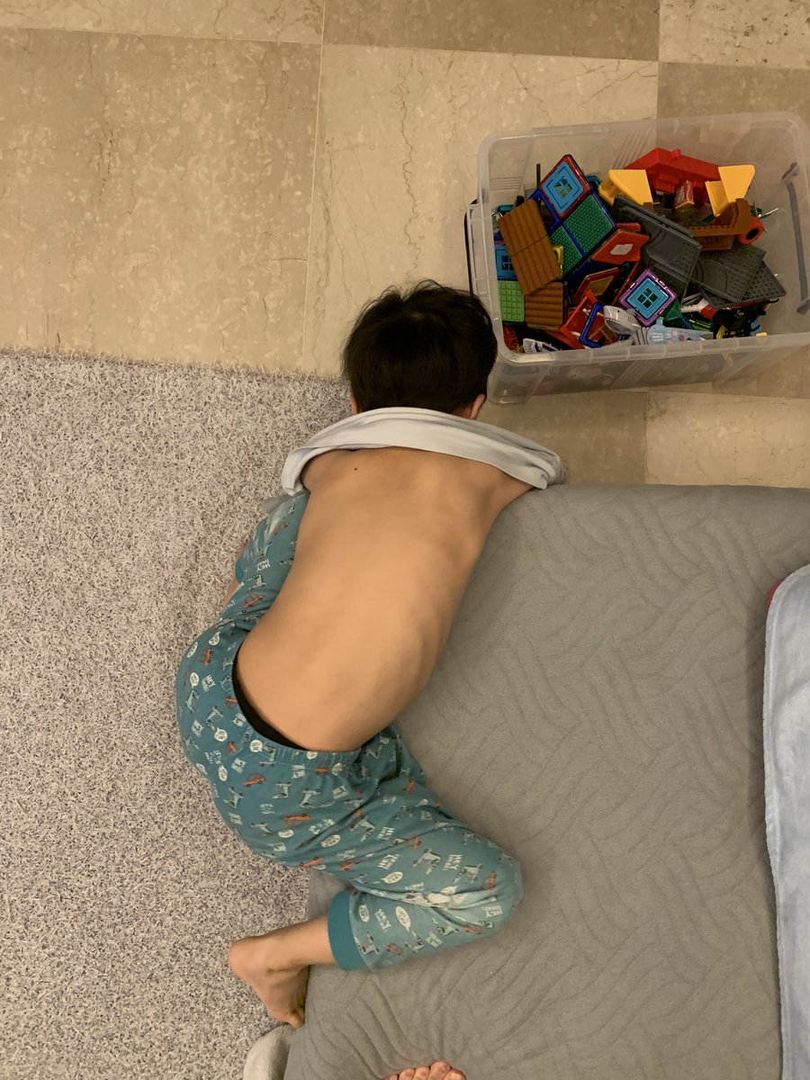 우리 애기 게임하는 자세 왜 이럴까