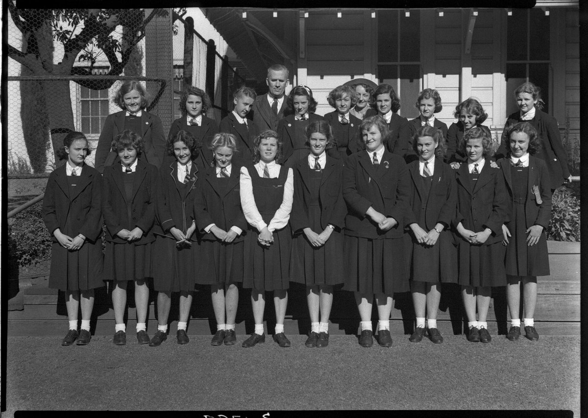 📷 Do you remember going on a class trip to the Parliament of NSW? We've just found these photos of visits from the 1940s, but we can't seem to figure out what schools they're from. Can you? Explore our free tours and education programs: education.parliament.nsw.gov.au/tour-parliamen…