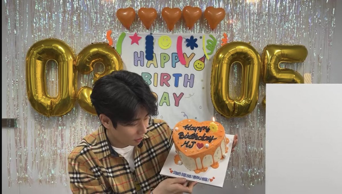 stanastro1602's tweet photo. Aww the cake is cute. His color, orange. 🧡 But the way he’s holding it again…😅😬

#엠제이 #MJ #HAPPYMJDAY #아스트로 #ASTRO #로하의_해피바이러스_명쥬나_HBD https://t.co/R7vsW7rpKN