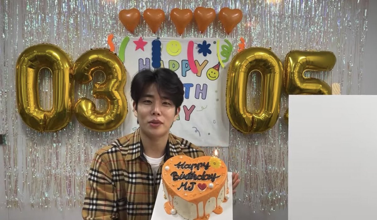 stanastro1602's tweet photo. Aww the cake is cute. His color, orange. 🧡 But the way he’s holding it again…😅😬

#엠제이 #MJ #HAPPYMJDAY #아스트로 #ASTRO #로하의_해피바이러스_명쥬나_HBD https://t.co/R7vsW7rpKN