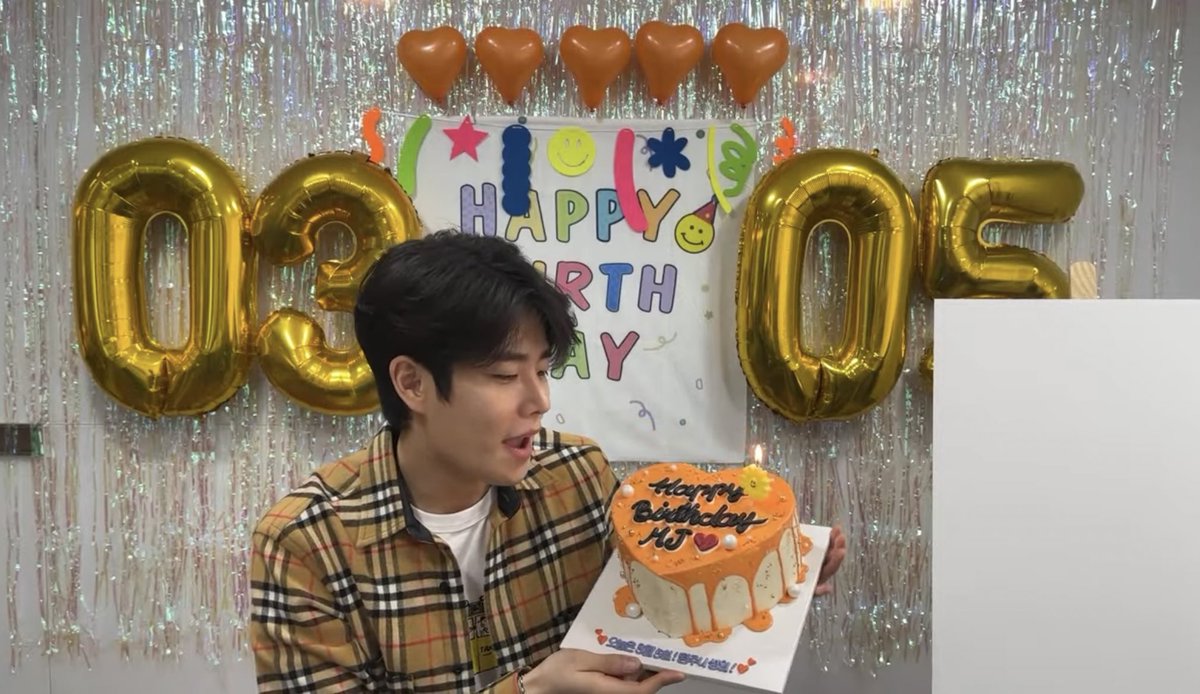 stanastro1602's tweet photo. Aww the cake is cute. His color, orange. 🧡 But the way he’s holding it again…😅😬

#엠제이 #MJ #HAPPYMJDAY #아스트로 #ASTRO #로하의_해피바이러스_명쥬나_HBD https://t.co/R7vsW7rpKN