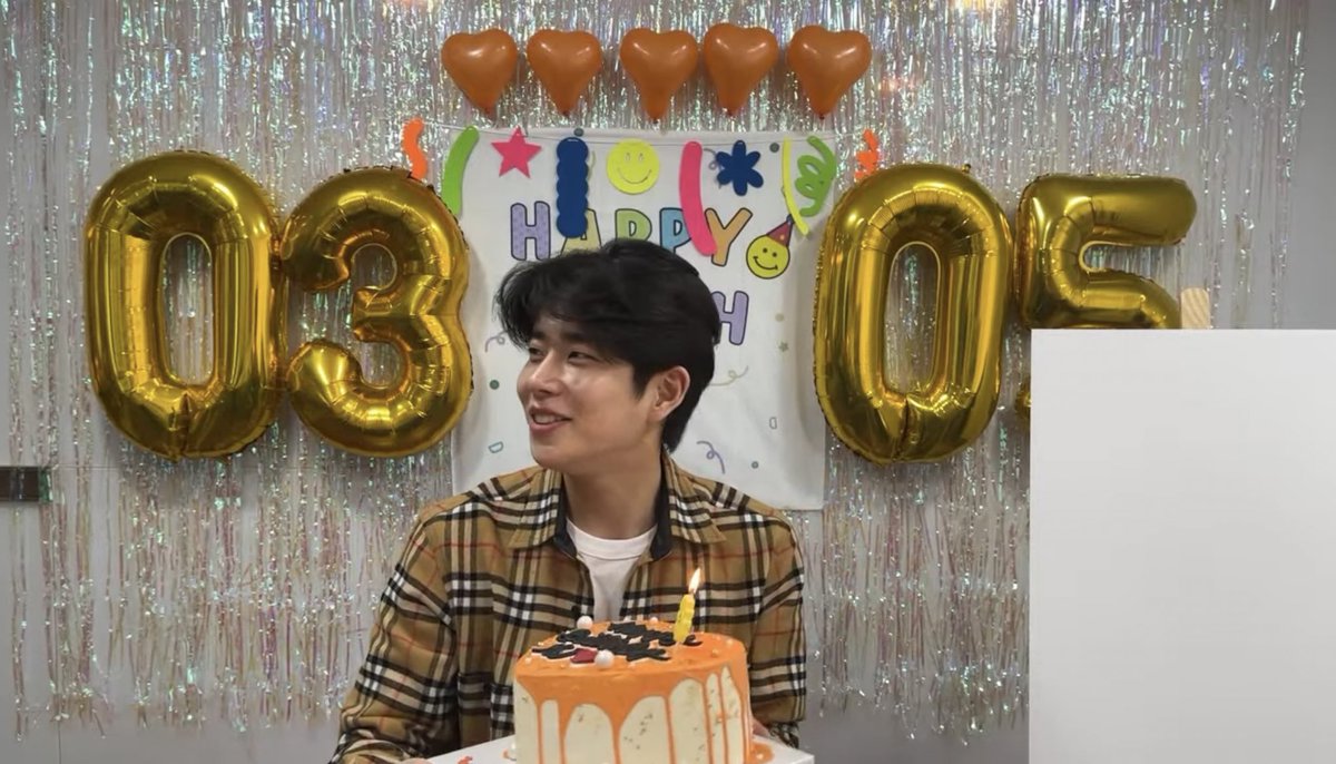 stanastro1602's tweet photo. Aww the cake is cute. His color, orange. 🧡 But the way he’s holding it again…😅😬

#엠제이 #MJ #HAPPYMJDAY #아스트로 #ASTRO #로하의_해피바이러스_명쥬나_HBD https://t.co/R7vsW7rpKN