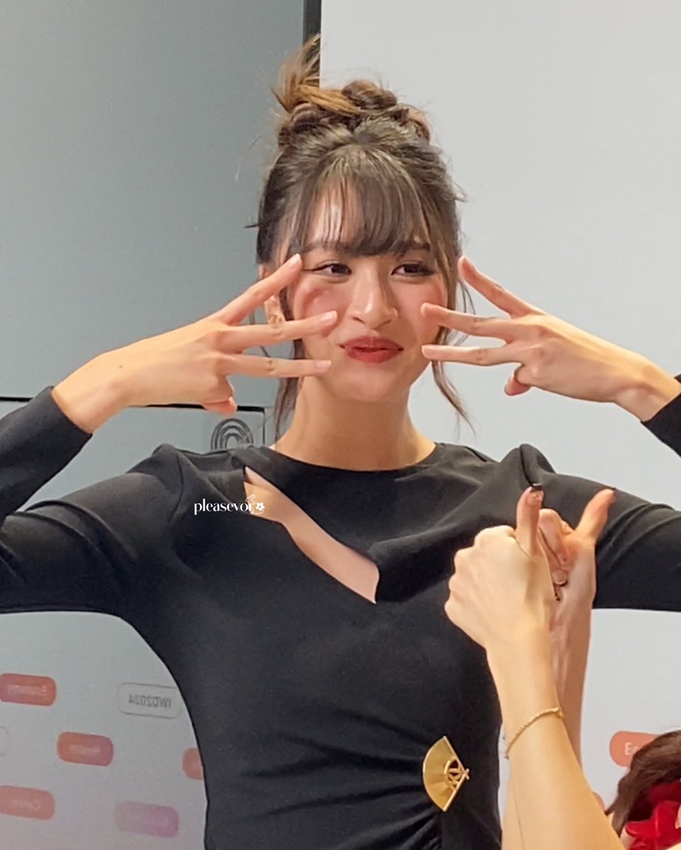 pleasevor's tweet image. วันๆของแม่ยัยวว สุขใดเล่าจะเท่าวิวหูแมว 😽

#viewbenyapa @view_benyapa 🩵🐰