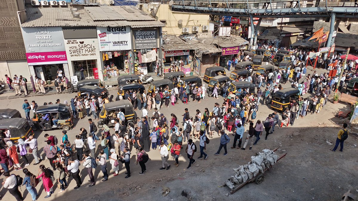 If you want to see the failure of BEST buses just see the queues for Share Autos outside most railway stations in Mumbai. So much potential for last mile connectivity which is untapped by BEST. Eg: All queues here are at Vikhroli are for share autorickshaws 👇