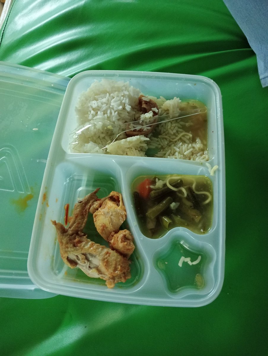 Wakles2's tweet photo. Hey komisaris indifenden @pelni_ bg @kangdede78 nih kukasih bukti bahwasanya di kapal kelud makanan nya laen di menu laen yg diantar.. emang begini ya caranya.. kalau anda berkunjung doang penumpang di service.. tolong dong pak @erickthohir tertibkan mereka.. https://t.co/XOhKKZmFlT