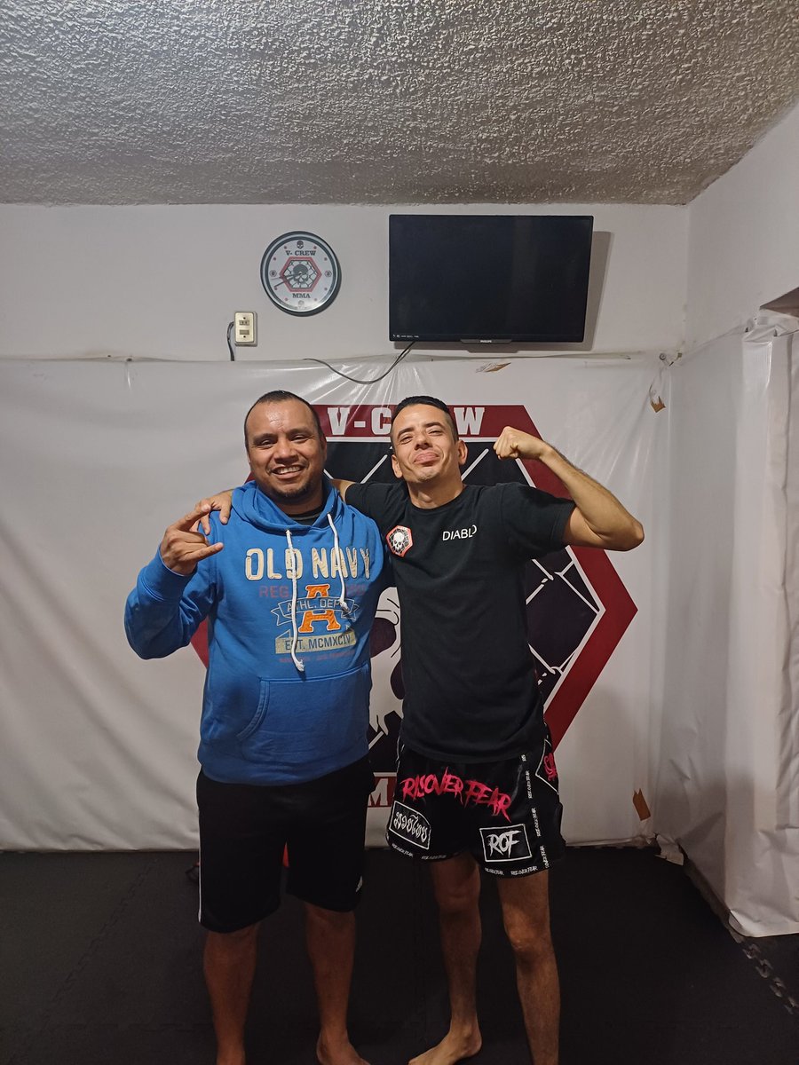 AnomiaMichael's tweet image. Estamos de regreso a entrenar en   #VCREW  con DIablo Velazquez, Bombero, profesor de #MMA vale todo, jujits pero sobre todo buena persona, su gimnasio  me enseña tolerancia y respeto al progimo!! Es hora de quitarse lo panzon eso si!!