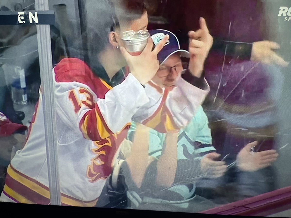 MattDoc's tweet image. When the @SeattleKraken try to show a fan celebrating a shorty but a Calgary fan has other ideas.