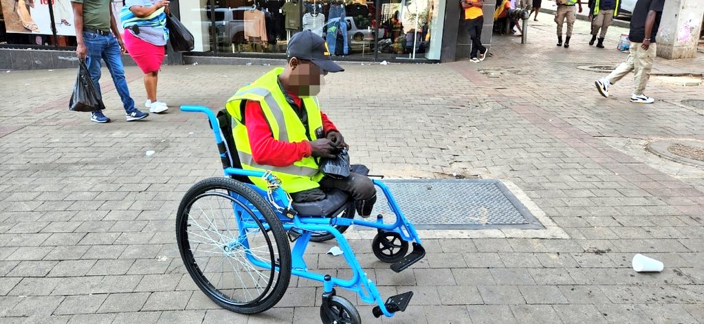 Severing Citizens with Kindness & Dedication. 

Well done to the Bad Boyz Security Management together with #JMPD #RegionF1 officers who sponsored a wheelchair for a physically challenged person living on the streets of Hillbrow. #JoburgCares #SaferJoburg