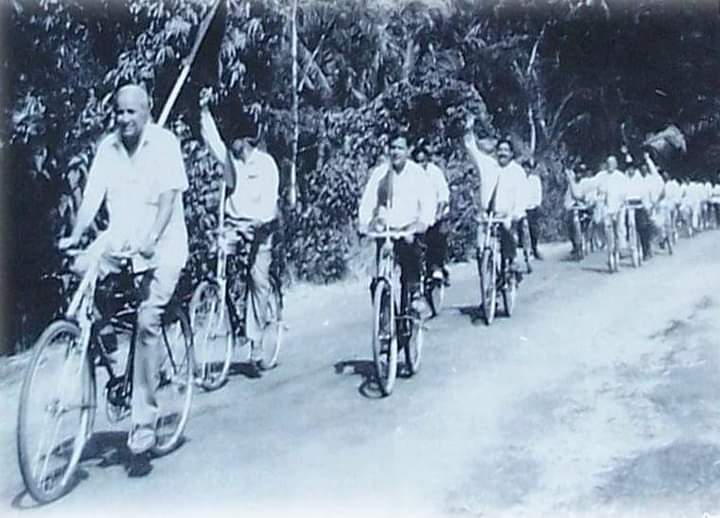 मैं अकेला ही चला था, जानिबे मंजिल मगर। 
लोग फिर जुड़ते गये, और कारवां बनता गया।।