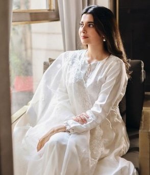 موسم تھا بے قرار تجھے سوچتے رھے
کل رات بار بار تجھے سوچتے رھے🪷

مدت کے بعد پھر تیری یادوں کے ساتھ ساتھ
بارش ھوئی توگھر کے دریچے سے لگ کےھم

چپ چاپ سوگوار تجھے سوچتے رھے

آنگن میں بیٹھکرتوکبھی رھگذارمیں
پیڑوں سےلگ کےاورکبھی دیوار و درکے ساتھ
کرکرکےانتظار تجھےسوچتےرھے
<a href="/tishnalb/">تشنہ لب</a>