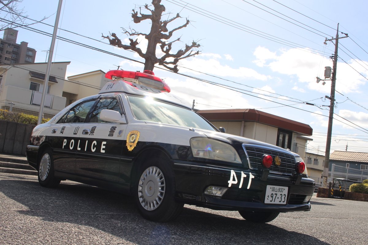 okayama_police's tweet photo. 【広報室STAFF】
\ 車両紹介① /
国内でも数少ないとされる #170系クラウン です🚓
警察車両に詳しい方によると、フロントバンパーの｢１１４｣の表示が逆になってるのも珍しいそうです。
平成15年式で、走行距離はなんと約25万キロ😲
新しい車両もカッコイイですが、ベテラン車両も負けていません‼️ https://t.co/GrrDW2LsMB