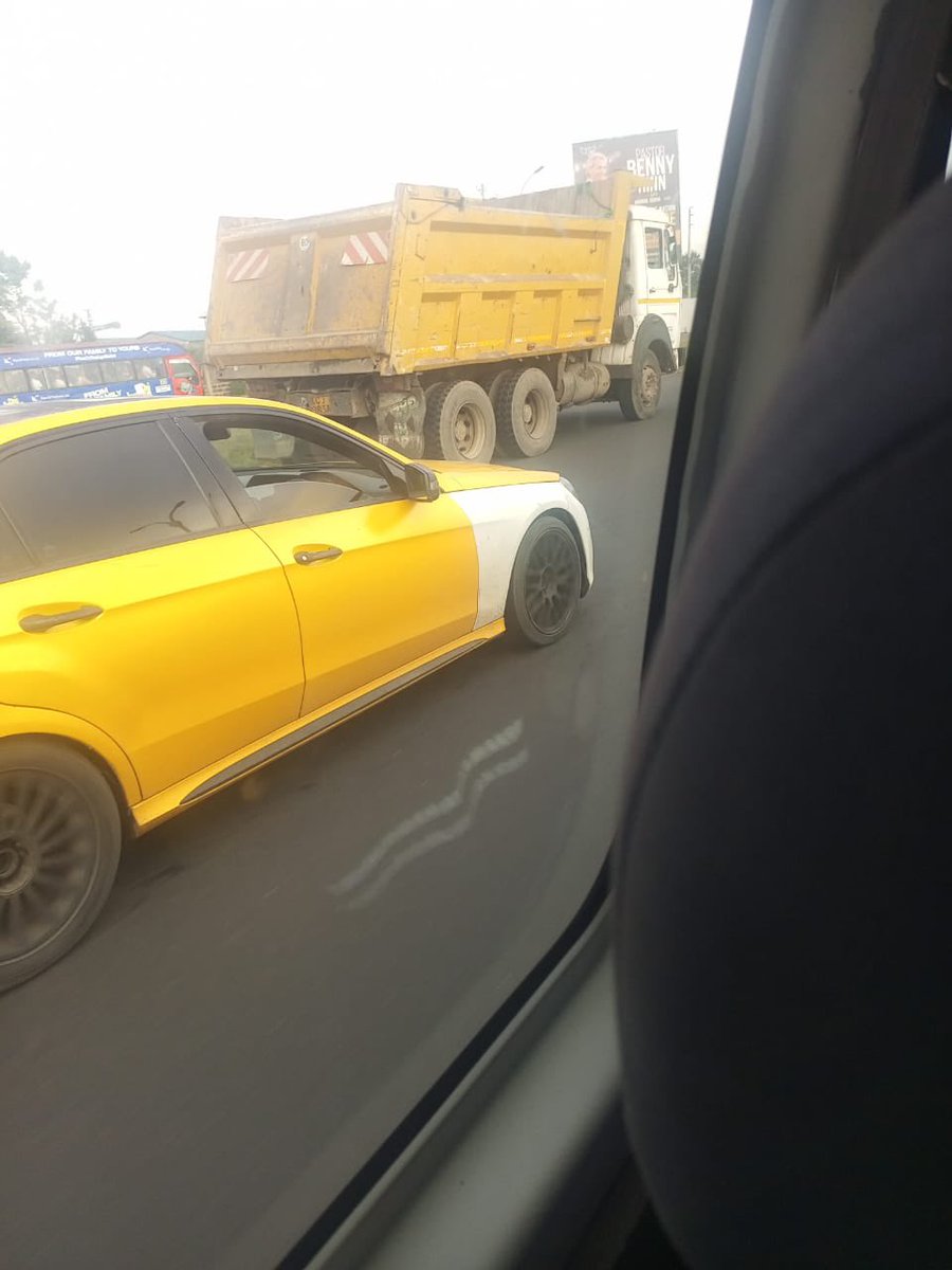 Willy Paul knocked someone over and the car suffered extensive damage including a broken windscreen. He was released on a 50k cash bail. ....here he is going to the garage.