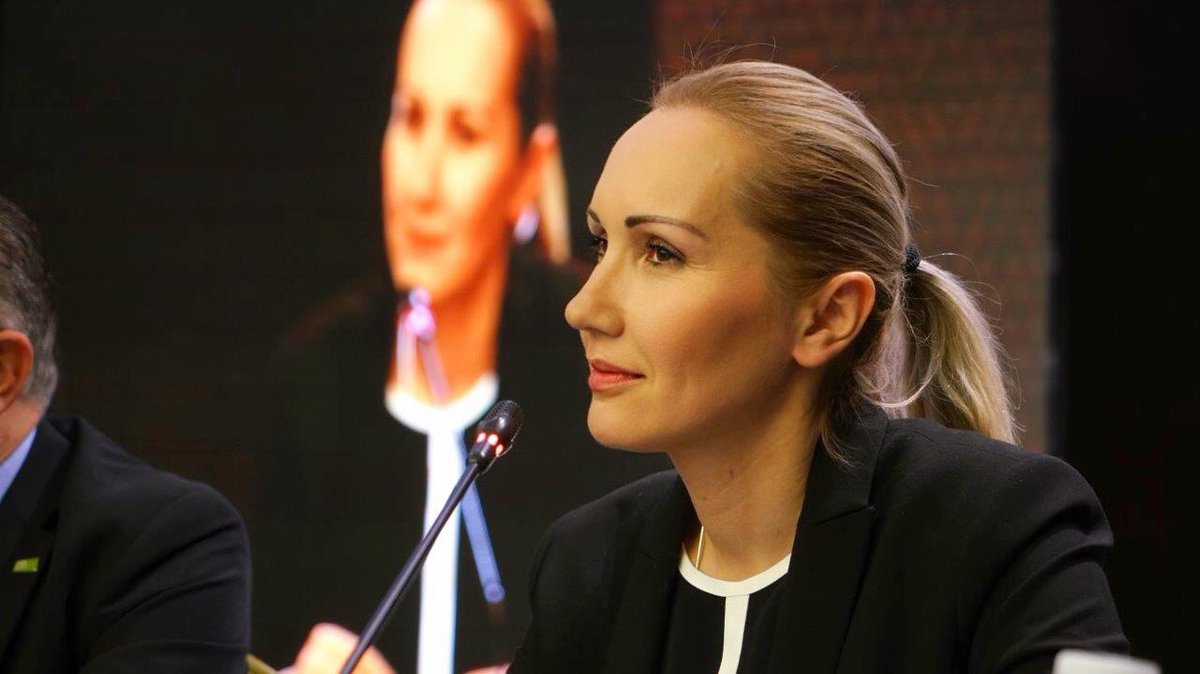 Diving into the depths of hypocrisy in modern society requires courage and authenticity. 🌟 Stay true to your values, practice empathy, and keep communication open. Your integrity is your compass in navigating these complex waters. #StayTrue #Authenticity #IntegrityOverHypocrisy