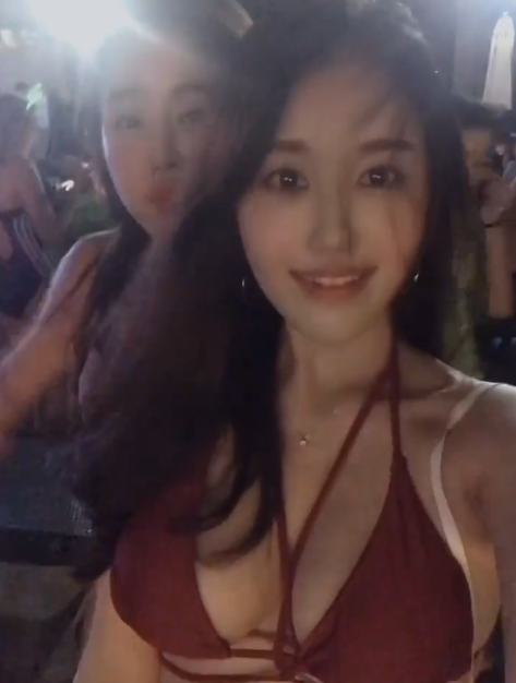昨晚的群party玩的太嗨了，想要视频的点赞送！ https://t.co/hJ2eozzGHG