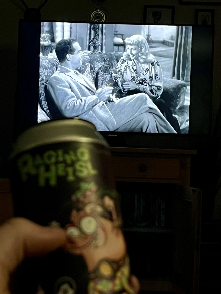 LSurion's tweet image. Had to do a stop the current #hobbystreak. After a too long day at work I could only be motivated to follow my other hobby: classic movies (here: Double Indemnity / in German: Frau ohne Gewissen - directed by Billy Wilders from 1944) and craft beer.
