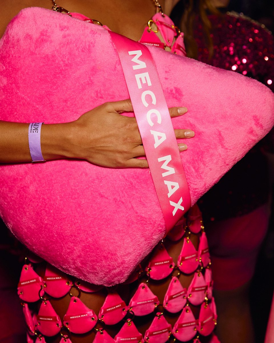 meccabeauty's tweet photo. And that’s a wrap for this year’s #SydneyMardiGras festival 💖 Countless highlights, shimmering highlighters, and a celebration of colour, community, and YOU to the MAX! ✨ #MECCAMAX #MECCAmoment https://t.co/nPSRbgBkRK