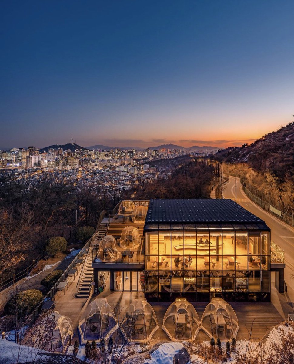danggeunbooks's tweet photo. Ini nih salah satu book cafe yang wajib dikunjungi di Seoul yaitu 더숲 초소 책방 (Forest Checkpoint Bookstore)📕

Sejak viral karena pemandangan indahnya di Gunung Inwangsan, tempat ini juga terkenal unik karena cuma nyediain 11 spot parkir mobil dengan reservasi😬

#booktrip https://t.co/sOp6rvo1aX