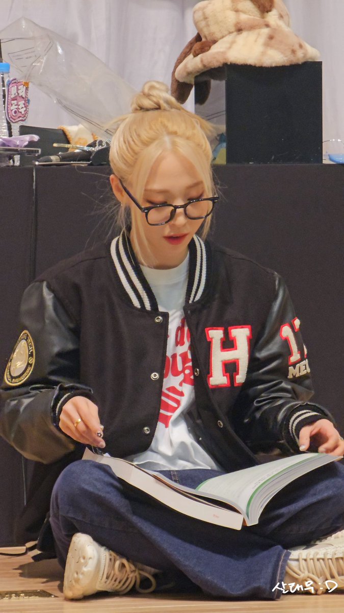 eskacang17's tweet photo. Doctor: You're losing blood, quick what's your type?!

Me: so... There's this woman- her name is Moonbyul https://t.co/3y0zZv5X3C