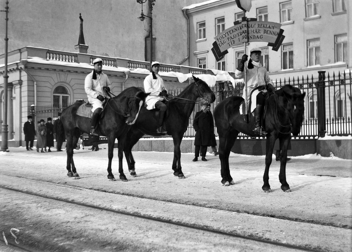 Pankkivaltuuston kokouksissa 5.3.1924 päätettiin mm. diskonttokorkojen alennuksista. urn.fi/URN:NBN:fi-fe2… Teekkareitten mainoskulkue v. 1924 olympiajoukkueen rahoittamiseksi, Helsingin kaupunginmuseo.