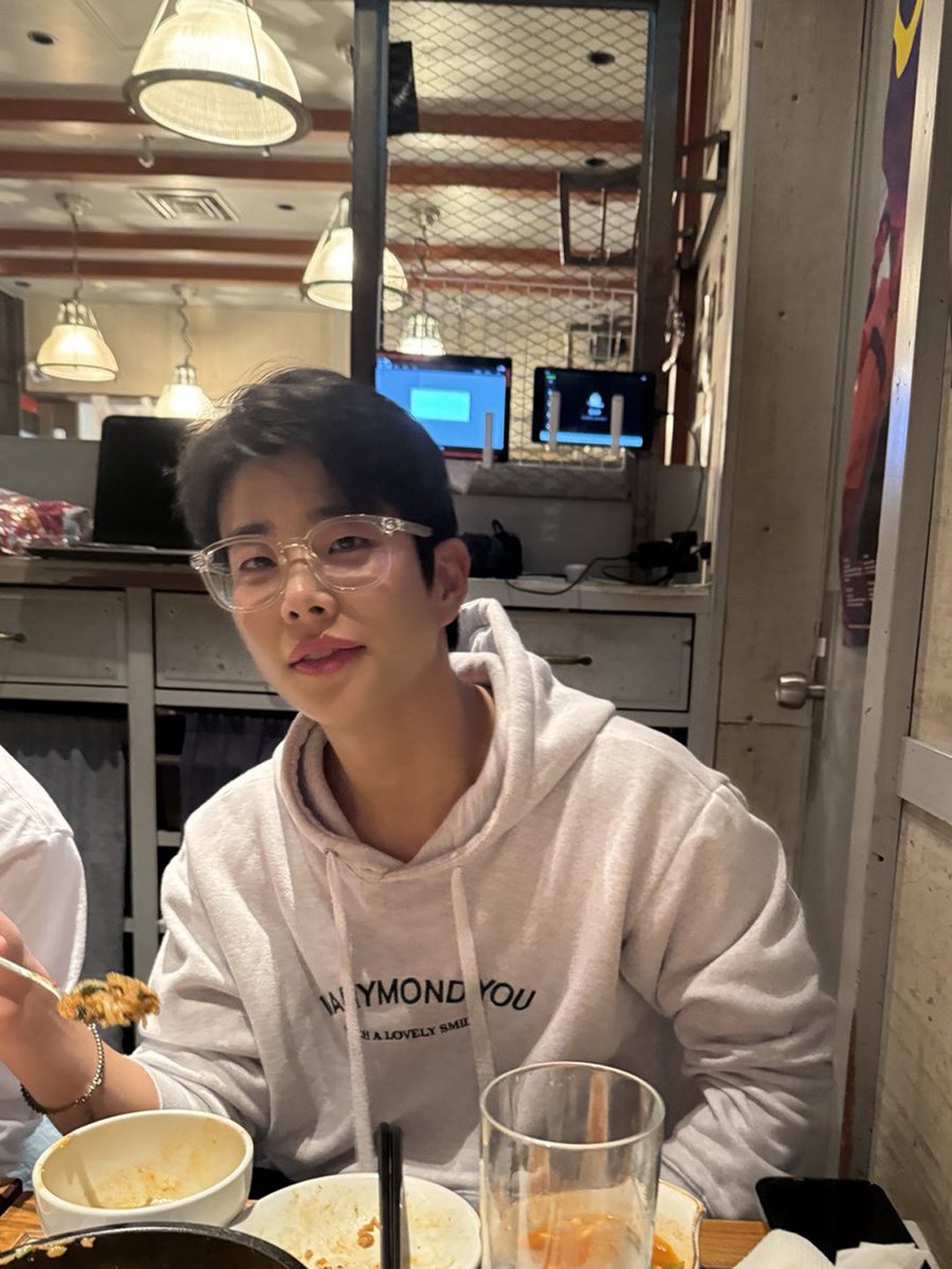 명준이형~~~ 생일 추카푸카🥳
형의 노래하는 모습이든 웃는 모습이든 취한 모습이든 다 사랑합니다❤️
생일 축하하고 조만간 봐요 브라덜