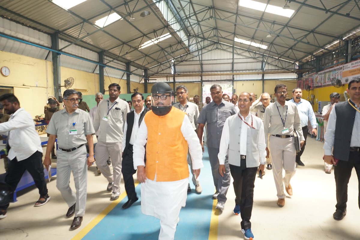 Hon’ble Minister (HI), @DrMNPandeyMP, visited CEFC established at WRI, BHEL under CG Scheme-II, along with @vijaymittal4, JS and CMD BHEL. It has capacity for training 5000 annually in modern welding techniques for future ready skilled India. #SkillIndia #CGScheme-II