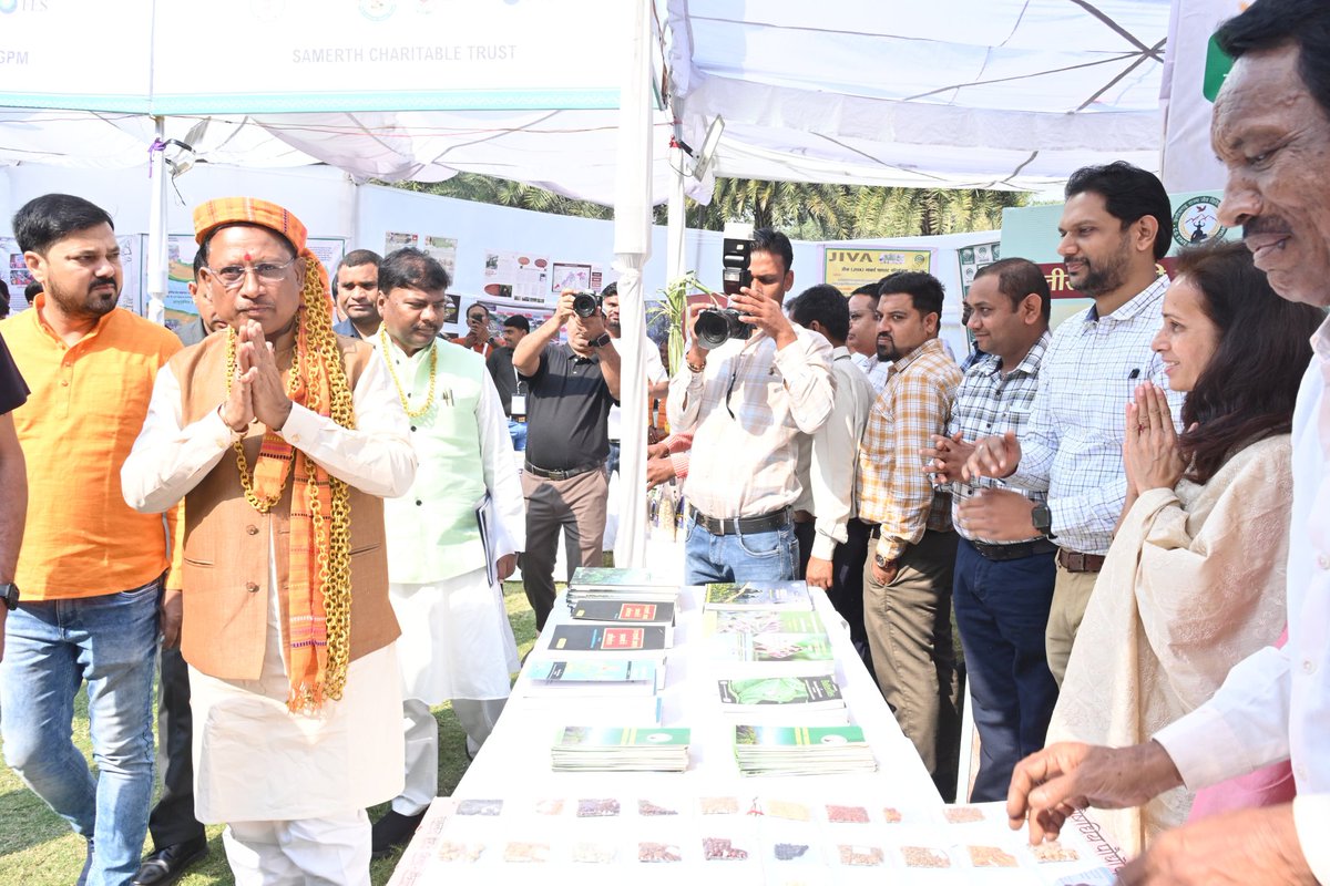 KedarKashyapBJP's tweet photo. राजधानी रायपुर में आयोजित जलवायु परिवर्तन के कार्यक्रम में मुख्यमंत्री श्री विष्णुदेव साय जी के साथ सम्मिलित हुआ।

इस अवसर पर विभागीय स्टॉलों का अवलोकन कर उन्हें प्रोत्साहित किया।

#ClimateChangeConclave https://t.co/Ak05TokCF8