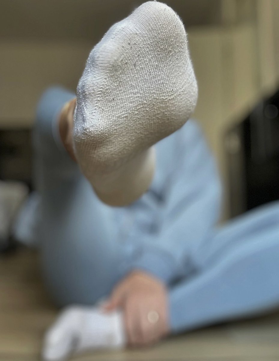Starte deinen Tag mit einer ordentlichen Dosis SWEATY SOCKS 😮‍💨. #goddess #footdomination #socks #sweatysocks #feet #soles