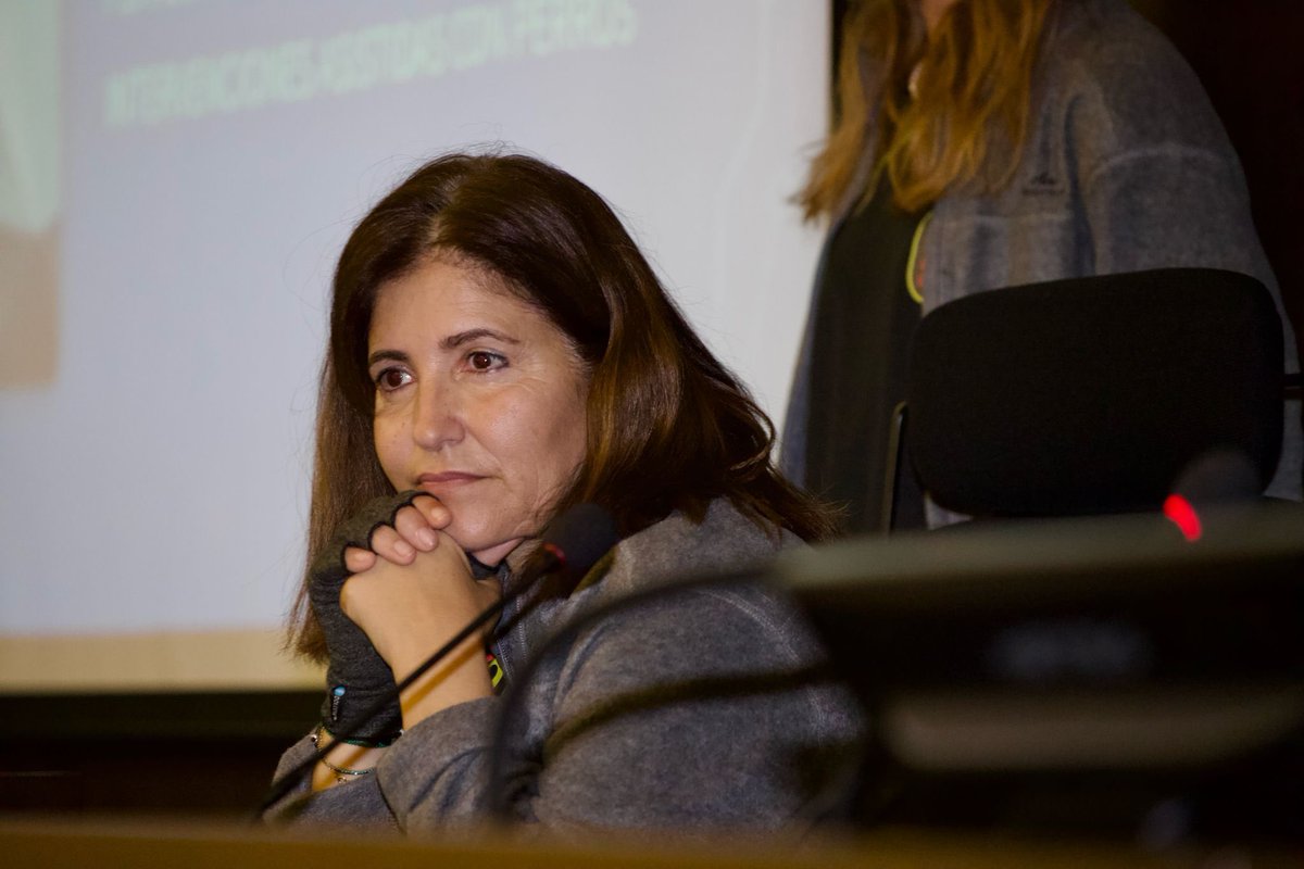 k9malaga's tweet photo. 👨🏻‍🏫 El pasado lunes estuvimos en  la Facultad de Ciencias de la Salud (@CCSaludUMA) de la Universidad de Málaga para abrir la semana cultural con una charla sobre “El apoyo del perro en la sanidad y en la educación”.

🔴⚫️🟡 #K9Malaga #SemanaCultural #UMA https://t.co/1UzhR7FDPa