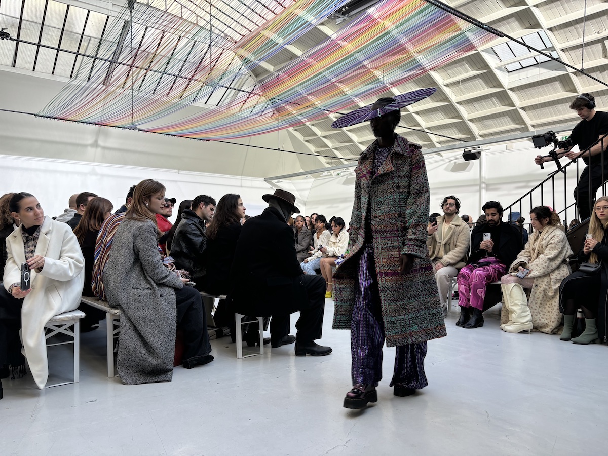 wwd_jp's tweet image. 【#WWDJAPANパリコレ取材】
招待状と一緒に小さな機織り機を届けてくれた若手ブランド、「ベンジャマン ベンモヤル（#BENJAMINBENMOYAL）」は初のランウエイショーを開催。シンプルなアイテムやシルエットで、ユニークな生地使いを強調し、クラフツマンシップを称えました。
wwdjapan.com/articles/17603…