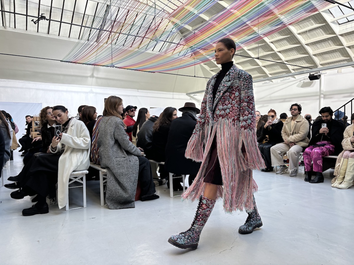 wwd_jp's tweet image. 【#WWDJAPANパリコレ取材】
招待状と一緒に小さな機織り機を届けてくれた若手ブランド、「ベンジャマン ベンモヤル（#BENJAMINBENMOYAL）」は初のランウエイショーを開催。シンプルなアイテムやシルエットで、ユニークな生地使いを強調し、クラフツマンシップを称えました。
wwdjapan.com/articles/17603…