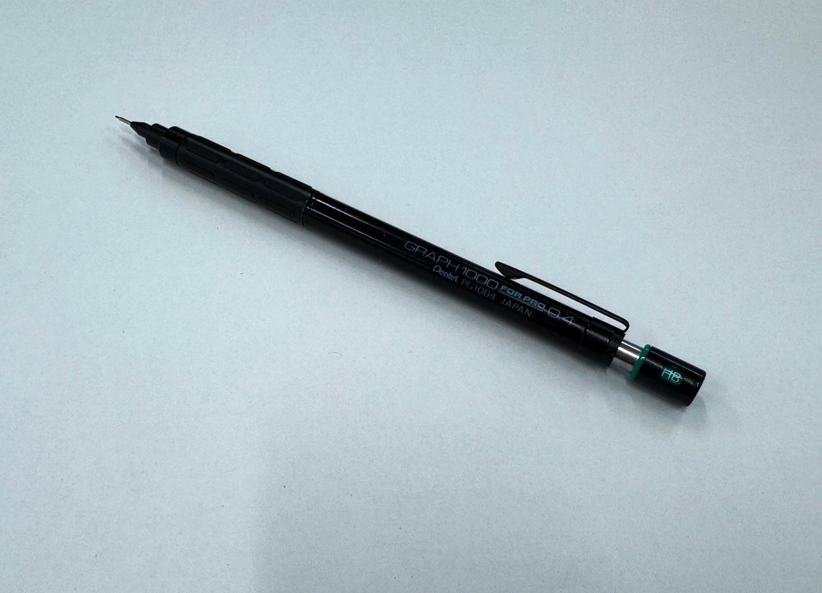 QaPoy7's tweet photo. 10年以上の付き合いなのに無言でいなくなった相棒が、9ヶ月ぶりに帰ってきた✒️ᝰꪑ😭
衣替えの時に洗濯してロッカーにしまってた予備の予備な制服のポケットからᐕ)ノヤァ😱
その間にお迎えしたこの2号さんと予備で未使用の3号ちゃんは…どうしよう💦
#ぺんてる
#Pentel
#グラフ1000
#GRAPH1000 https://t.co/PX8LQjo0dI