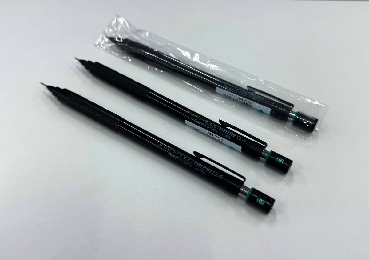 QaPoy7's tweet photo. 10年以上の付き合いなのに無言でいなくなった相棒が、9ヶ月ぶりに帰ってきた✒️ᝰꪑ😭
衣替えの時に洗濯してロッカーにしまってた予備の予備な制服のポケットからᐕ)ノヤァ😱
その間にお迎えしたこの2号さんと予備で未使用の3号ちゃんは…どうしよう💦
#ぺんてる
#Pentel
#グラフ1000
#GRAPH1000 https://t.co/PX8LQjo0dI
