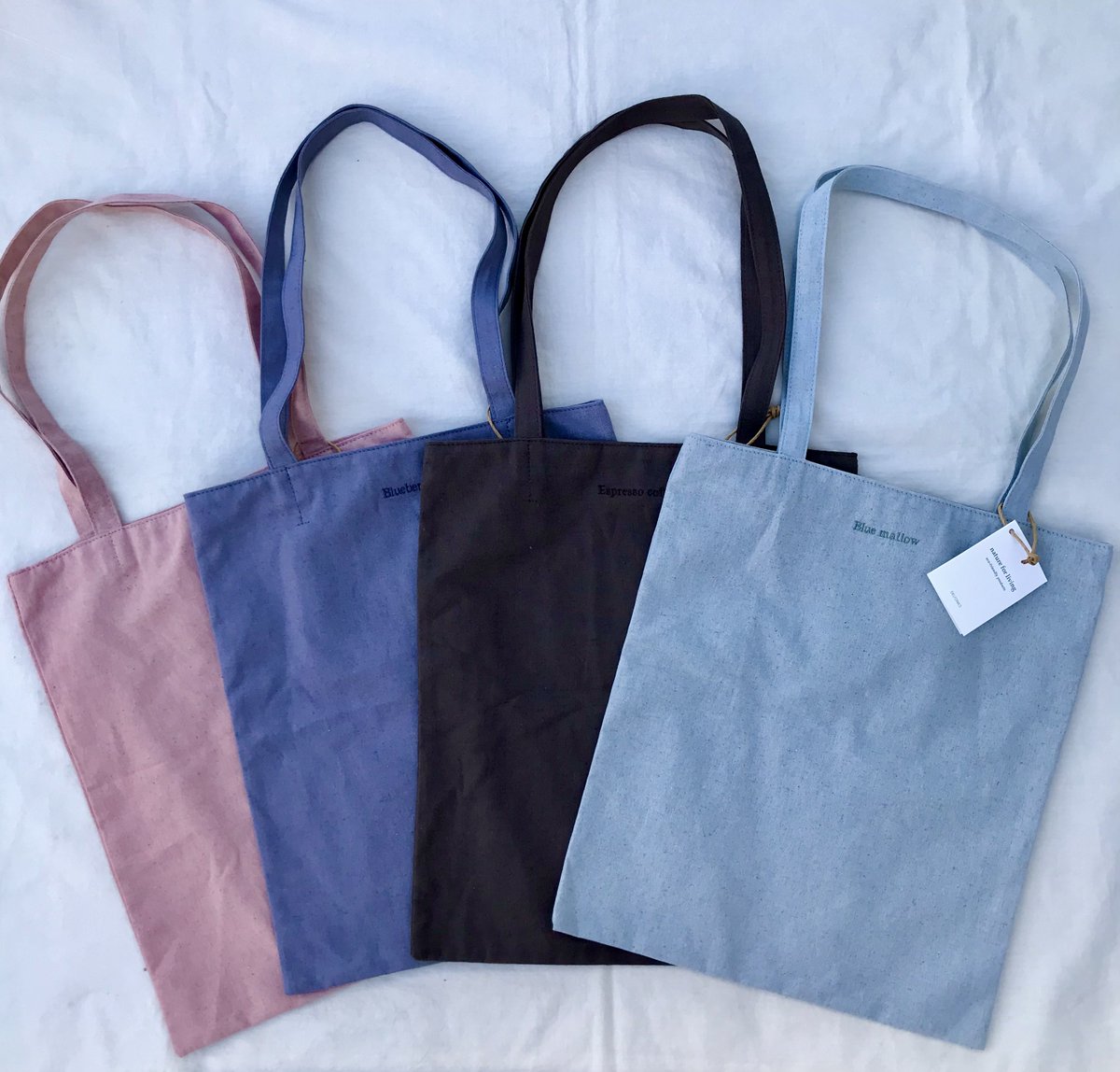 smith_omiya's tweet photo. 春のおすすめ「ローレル」が新登場。
FOOD TEXTILEの環境に配慮した素材を取り入れました。
直営店限定のバッグは、内側にひとつストライプ柄のポケットがついたシンプルで軽やかなトートバッグです。
＃デルフォニックス　＃フードテキスタイル https://t.co/BliIY143lb